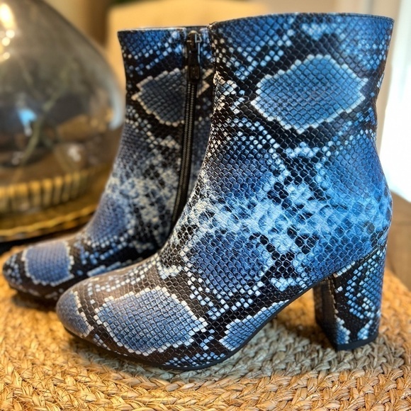 New Blue Snake Print Booties - Size 5 - Picture 4 of 9